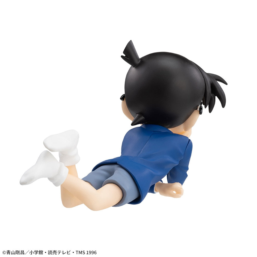 Detective Conan - Edogawa Conan - Premium Chokonose Figure (SEGA), featuring Conan in a cute, reclining pose with his chin resting on his hands, part of SEGA's Premium Chokonose lineup, dimensions approx. 4×6cm, release date 10.June 2024, available at Nippon Figures.